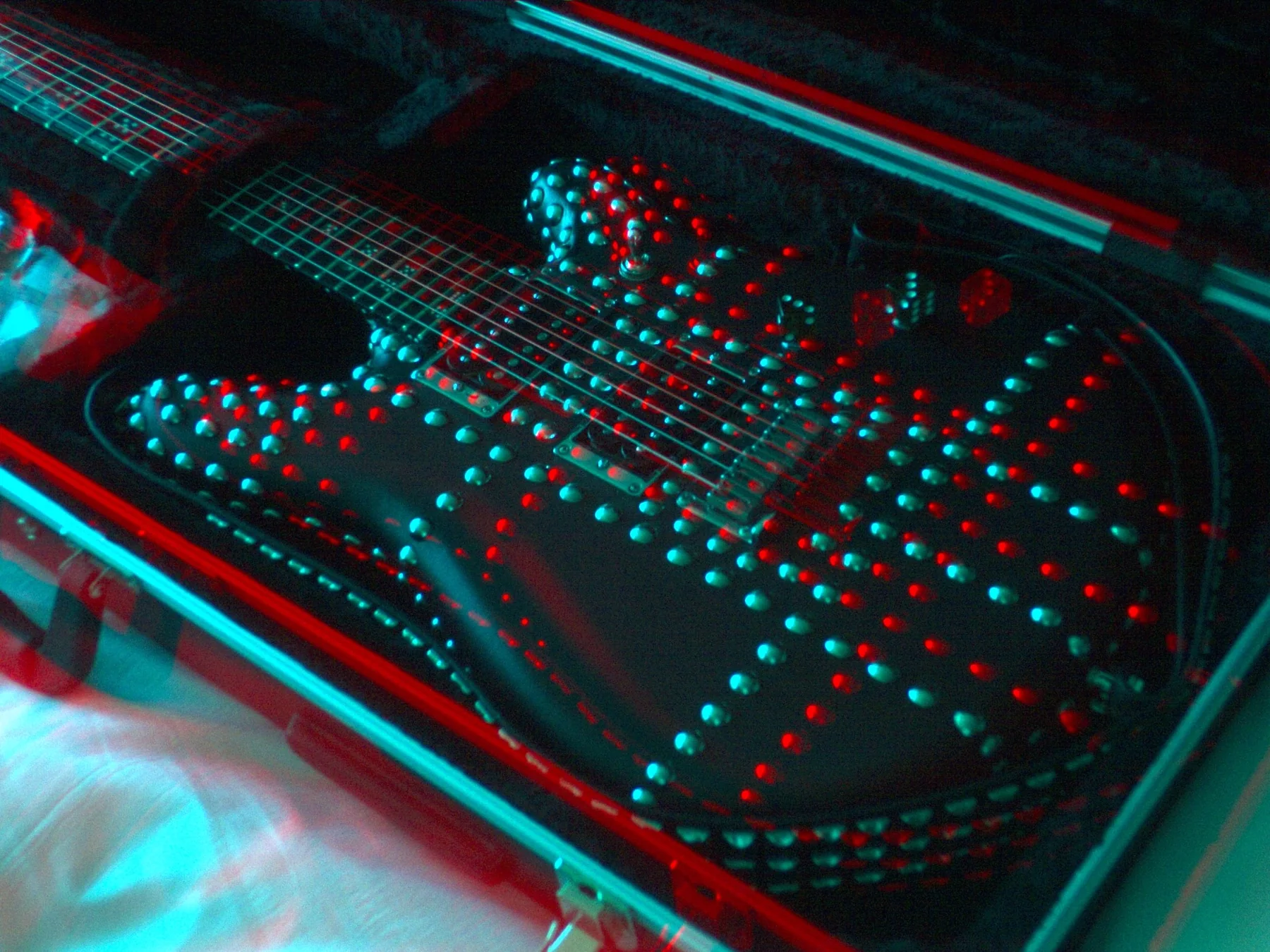 Red and cyan 3D close view of the body in the fitted case