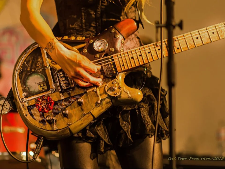 Rayko Dig performing with a custom Gelvin steampunk guitar