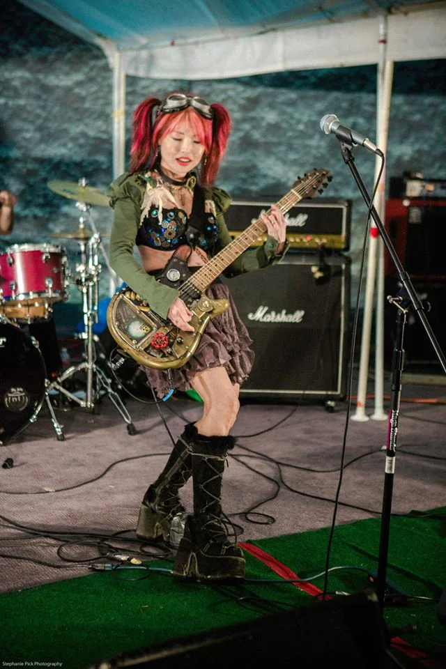 Rayko Dig playing the custom Gelvin steampunk guitar on stage